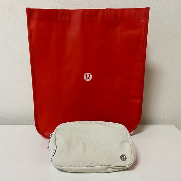 Lululemon Everywhere Belt Bag NWT white opal - Picture 7 of 15
